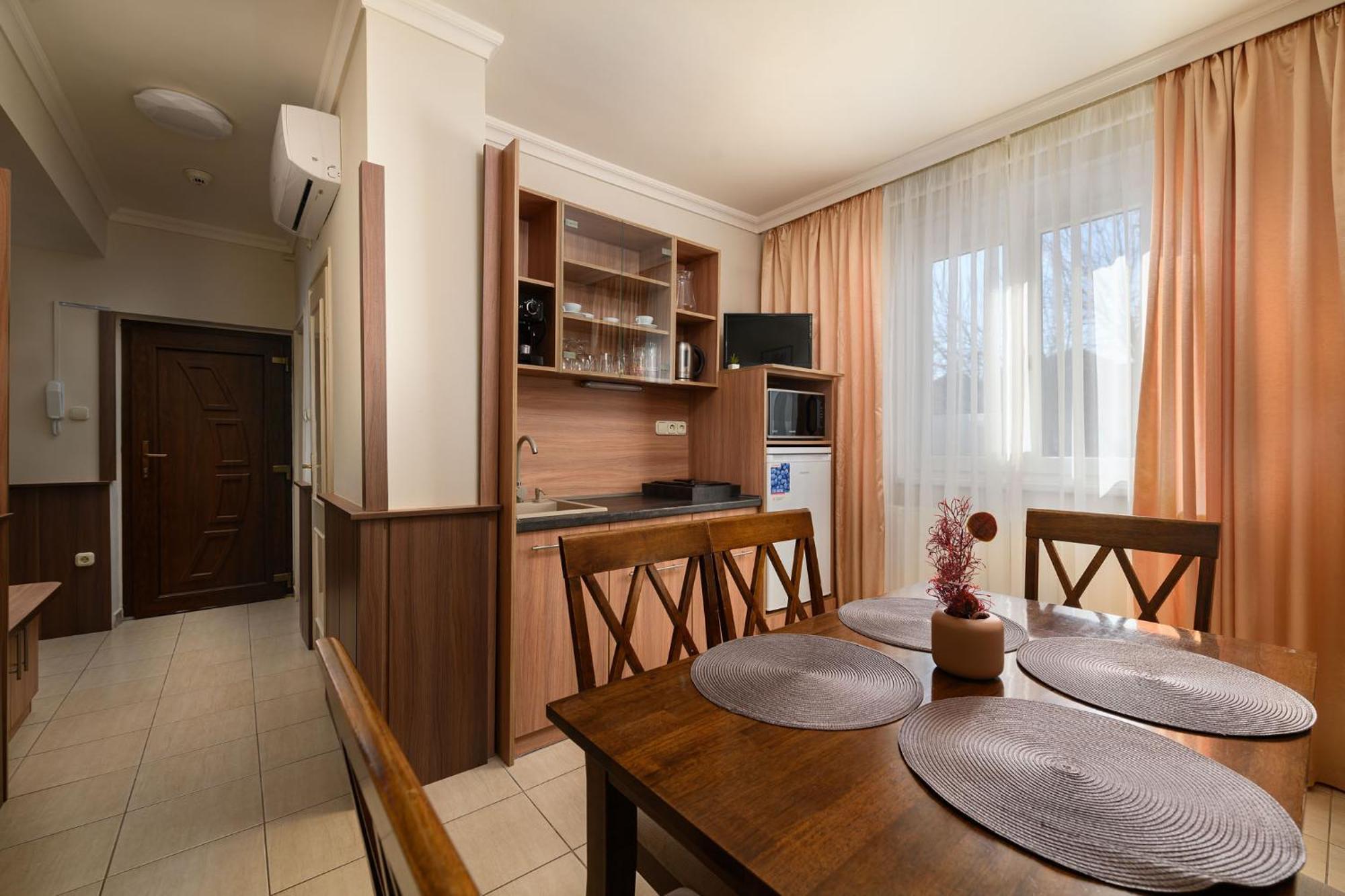 Szilfa Etterem Mariann Apartman Hajdúszoboszló Exterior foto